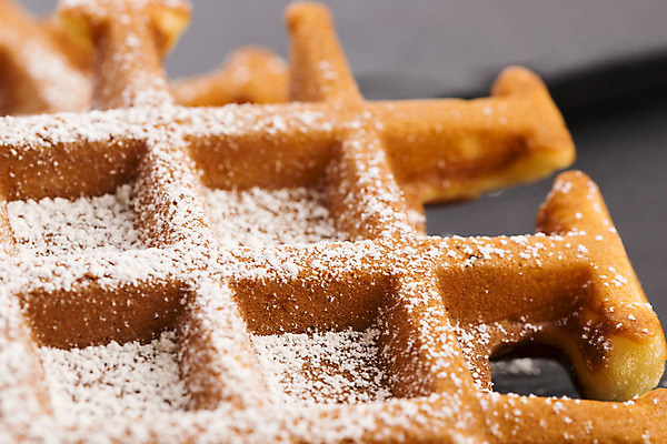 포토 JPG 해외이미지 접시 음식 디저트 부활절 요리 사람없음 쌓기 빵집 달콤 맛 아침식사 굽기 칼로리 수선화 와플 내추럴 점심식사 슈가파우더 해외202004 해외포토 식기 기념일 꽃 컨셉 모션 상점 식사 구이 파일형식 이미지허브