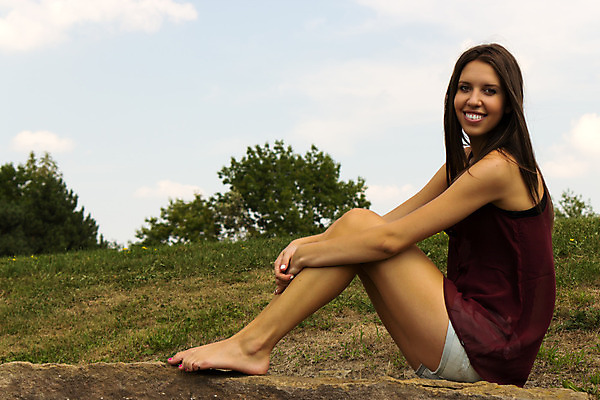 포토 JPG 해외이미지 백인 학생 여자 행복 대학생 맨발 한명 미소 사람 앉기 야외 10대 카피스페이스 해외202004 해외포토 서양인 1 감정 모션 발 청소년 표정 공백 파일형식 이미지허브