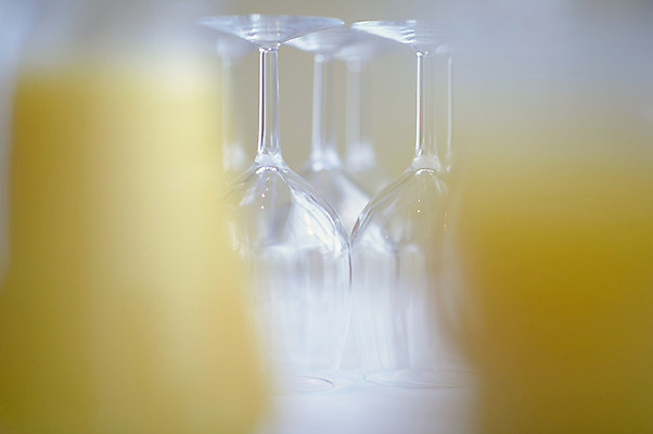 포토 JPG 해외이미지 오렌지 유리 탁자 사람없음 요식업 와인 주스 흰색 단절 해외202004 해외포토 산업 음료 컬러 가구 과일 재질 주류 파일형식 이미지허브