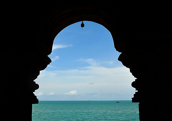 포토 JPG 해외이미지 구름 벽 바다 여행 패턴 하늘 휴가 풍경 사람없음 야외 물 여름 파란색 햇빛 맑음 종 바위 구멍 내추럴 해외202004 해외포토 자연요소 계절 컬러 무늬 날씨 태양 돌_바위 파일형식 이미지허브