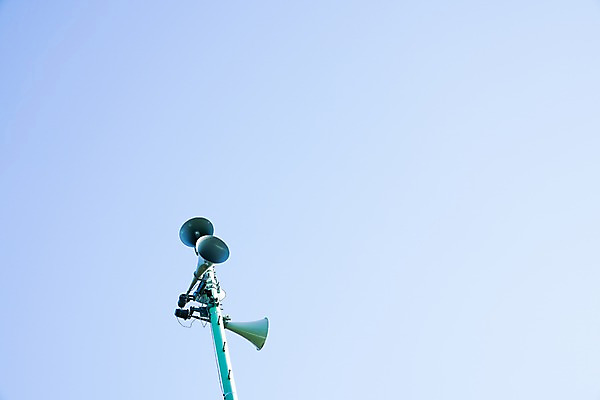 포토 JPG 주간 로우앵글 하늘 풍경 사람없음 야외 확성기 전봇대 국내포토 자연요소 공공시설 뷰포인트 파일형식