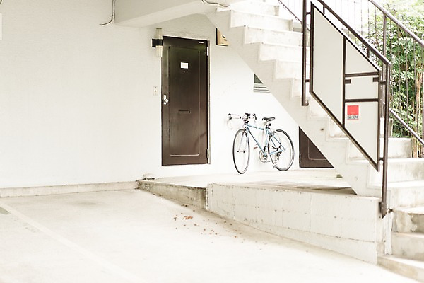 포토 JPG 주간 주택 풍경 사람없음 야외 문 계단 자전거 국내포토 자연요소 건물 바이크 파일형식