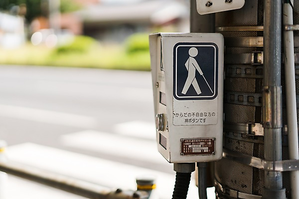 포토 JPG 주간 시설물 거리 거리풍경 풍경 사람없음 야외 아웃포커스 픽토그램 횡단보도 신호등 전봇대 시각장애인 국내포토 자연요소 건축물 공공시설 촬영기법 보행로 장애인 파일형식