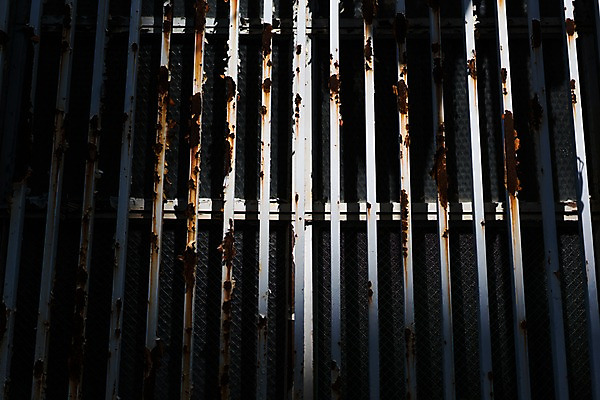 포토 JPG 주간 백그라운드 풍경 사람없음 야외 울타리 부식 철조망 국내포토 자연요소 담장 파일형식