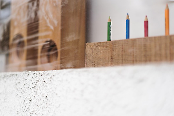 포토 JPG 주간 색연필 풍경 사람없음 야외 아웃포커스 오브젝트 연필꽂이 나무토막 국내포토 자연요소 문구용품 학용품 촬영기법 파일형식