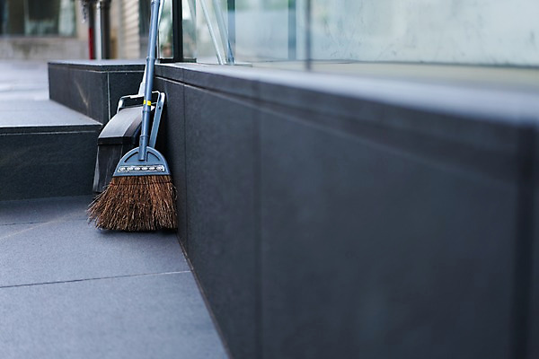 포토 JPG 주간 풍경 사람없음 야외 아웃포커스 계단 빗자루 쓰레받기 국내포토 자연요소 촬영기법 청소도구 파일형식