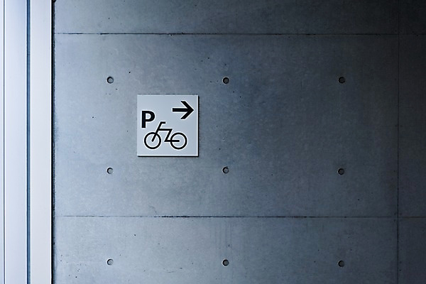 포토 JPG 주간 화살표 벽 백그라운드 풍경 사람없음 야외 픽토그램 자전거 표지판 자전거주차 자전거주차장 국내포토 자연요소 알림판 바이크 주차 주차장 파일형식