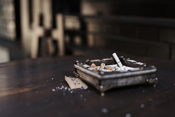 포토 JPG 주간 탁자 흡연 담배 풍경 사람없음 야외 아웃포커스 오브젝트 재떨이 국내포토 자연요소 가구 촬영기법 파일형식