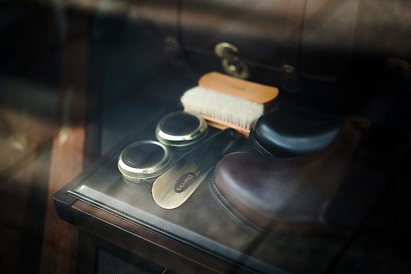 포토 JPG 주간 구두 창문 풍경 사람없음 야외 아웃포커스 쇼윈도 오브젝트 구두약 국내포토 자연요소 신발 촬영기법 전시 파일형식