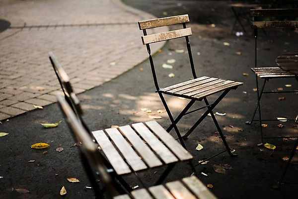 포토 JPG 주간 낙엽 의자 거리 거리풍경 풍경 사람없음 야외 아웃포커스 가을 국내포토 자연요소 계절 가구 잎 촬영기법 파일형식