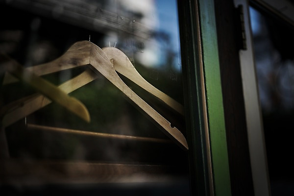 포토 JPG 주간 창문 풍경 사람없음 야외 아웃포커스 옷걸이 오브젝트 국내포토 자연요소 촬영기법 파일형식