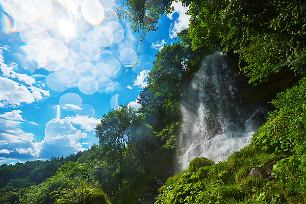 포토 JPG 주간 나무 구름 자연 하늘 풍경 사람없음 야외 햇빛 계곡 맑음 폭포 바위 물흐름 국내포토 자연요소 식물 날씨 태양 흐름 돌_바위 생태계 파일형식