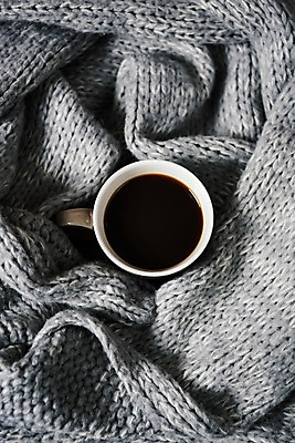 포토 JPG 스튜디오촬영 커피 사진 실내 사람없음 스카프 목도리 가을 직물 보자기 커피잔 털목도리 국내포토 잡화 계절 음료 잔 내부 파일형식 천_직물