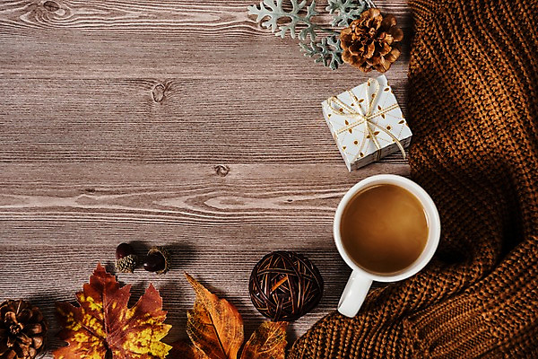 포토 JPG 스튜디오촬영 커피 사진 실내 사람없음 목재 나뭇결 선물상자 스카프 목도리 가을 마루 커피잔 도토리 솔방울 털목도리 나무배경 국내포토 나무 잡화 계절 음료 백그라운드 재료 잔 바닥 선물 내부 상자 견과류 파일형식