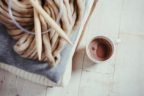 포토 JPG 스튜디오촬영 사진 실내 사람없음 목재 가을 마루 뜨개질 니트 코코아 뜨개도구 나무배경 국내포토 나무 계절 음료 백그라운드 상의 재료 바닥 취미 내부 도구 파일형식