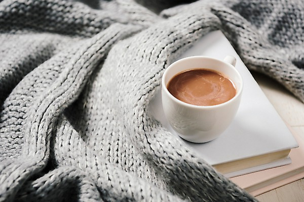 포토 JPG 스튜디오촬영 커피 사진 실내 사람없음 책 스카프 목도리 가을 직물 보자기 털목도리 국내포토 잡화 계절 음료 내부 파일형식 천_직물