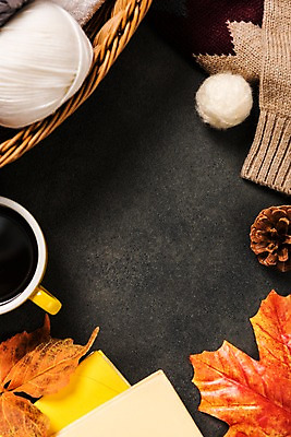 포토 JPG 스튜디오촬영 커피 단풍 낙엽 사진 프레임 실내 사람없음 책 가을 털실 니트 솔방울 실타래 국내포토 계절 음료 상의 잎 내부 실 파일형식