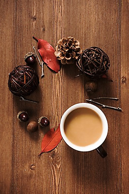 포토 JPG 스튜디오촬영 커피 잎 사진 나뭇잎 프레임 실내 사람없음 목재 나뭇결 가을 나뭇가지 원형 마루 도토리 솔방울 나무배경 국내포토 도형 나무 식물 계절 음료 백그라운드 재료 바닥 내부 견과류 파일형식