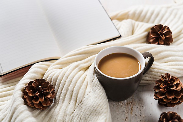 포토 JPG 스튜디오촬영 커피 사진 실내 사람없음 아웃포커스 책 스카프 목도리 가을 니트 솔방울 털목도리 국내포토 잡화 계절 음료 상의 촬영기법 내부 파일형식