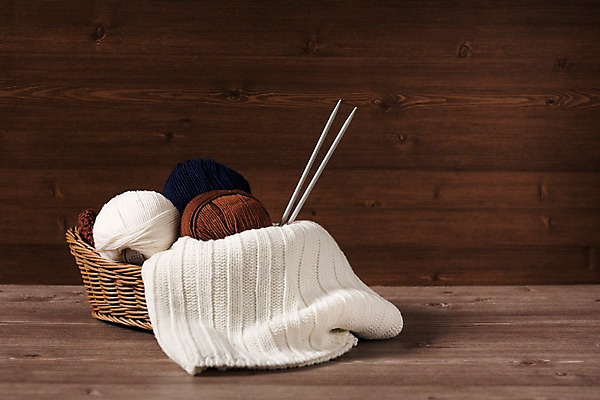 포토 JPG 스튜디오촬영 사진 실내 사람없음 목재 나뭇결 바구니 가을 뜨개질 털실 실타래 목조 뜨개도구 우드 국내포토 나무 계절 재료 취미 내부 도구 실 파일형식