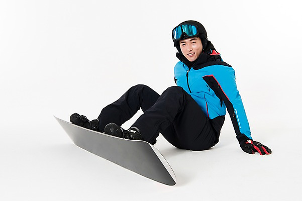 포토 JPG 스튜디오촬영 남자 스포츠 포즈 겨울 사진 모션 겨울스포츠 실내 한명 웃음 앉기 성인 옆모습 30대 한국인 스노우보드 흰배경 스키복 남자한명만 성인남자한명만 국내포토 1 옷 계절 뷰포인트 백그라운드 스키 표정 사람 동양인 내부 장년 흰색 보드_스포츠 남자만 성인남자만 파일형식