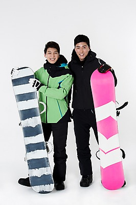 포토 JPG 스튜디오촬영 남자 스포츠 포즈 겨울 사진 모션 겨울스포츠 실내 서기 웃음 성인 두명 앞모습 30대 친구 한국인 잡기 스노우보드 흰배경 스키복 남자만 성인남자만 국내포토 옷 계절 뷰포인트 백그라운드 관계 스키 표정 사람 동양인 내부 장년 흰색 보드_스포츠 성인만 파일형식