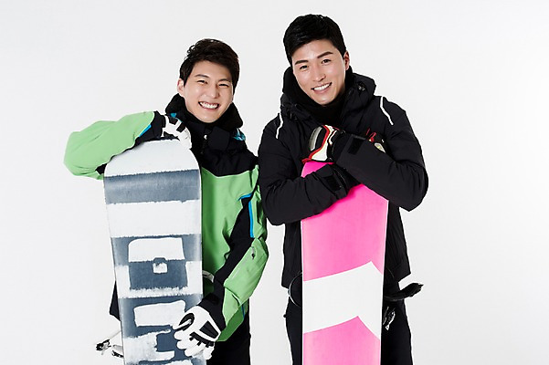 포토 JPG 스튜디오촬영 남자 스포츠 포즈 겨울 사진 모션 겨울스포츠 실내 서기 웃음 성인 두명 앞모습 30대 친구 한국인 잡기 스노우보드 흰배경 스키복 남자만 성인남자만 국내포토 옷 계절 뷰포인트 백그라운드 관계 스키 표정 사람 동양인 내부 장년 흰색 보드_스포츠 성인만 파일형식