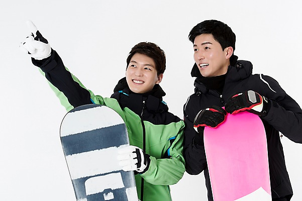 포토 JPG 스튜디오촬영 남자 스포츠 포즈 겨울 사진 모션 겨울스포츠 실내 서기 웃음 성인 두명 앞모습 30대 친구 한국인 가리킴 잡기 스노우보드 흰배경 스키복 포인트 남자만 성인남자만 국내포토 옷 계절 뷰포인트 백그라운드 관계 스키 표정 사람 동양인 손짓 내부 장년 금융 흰색 보드_스포츠 성인만 파일형식