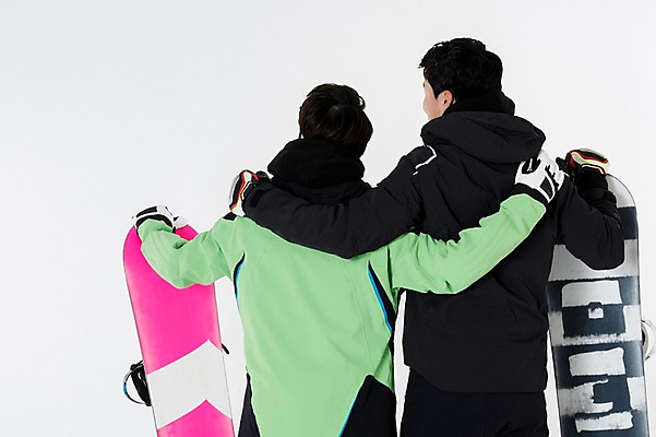 포토 JPG 스튜디오촬영 남자 스포츠 포즈 겨울 사진 모션 어깨동무 겨울스포츠 실내 서기 성인 두명 뒷모습 30대 친구 한국인 잡기 스노우보드 흰배경 스키복 남자만 성인남자만 국내포토 옷 계절 뷰포인트 백그라운드 관계 스키 사람 동양인 내부 장년 흰색 보드_스포츠 성인만 파일형식