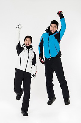 포토 JPG 스튜디오촬영 남자 스포츠 포즈 겨울 사진 모션 겨울스포츠 실내 서기 웃음 성인 두명 앞모습 30대 친구 점프 한국인 흰배경 스키복 남자만 성인남자만 국내포토 옷 계절 뷰포인트 백그라운드 관계 스키 표정 사람 동양인 내부 장년 흰색 성인만 파일형식