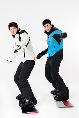 포토 JPG 스튜디오촬영 남자 스포츠 포즈 겨울 사진 모션 겨울스포츠 실내 서기 웃음 성인 두명 옆모습 30대 친구 한국인 스노우보드 흰배경 스키복 남자만 성인남자만 국내포토 옷 계절 뷰포인트 백그라운드 관계 스키 표정 사람 동양인 내부 장년 흰색 보드_스포츠 성인만 파일형식