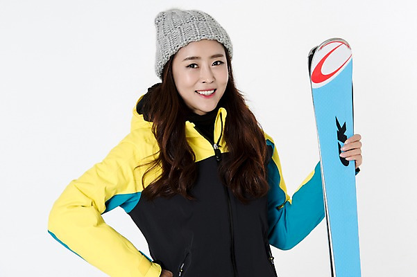 포토 JPG 스튜디오촬영 여자 스포츠 포즈 겨울 사진 모션 스키 겨울스포츠 실내 한명 서기 웃음 성인 앞모습 30대 한국인 흰배경 스키복 여자한명만 성인여자한명만 국내포토 1 옷 계절 뷰포인트 백그라운드 표정 사람 동양인 내부 장년 흰색 여자만 성인여자만 파일형식