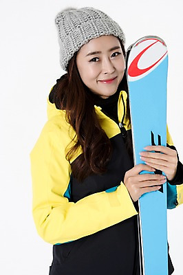 포토 JPG 스튜디오촬영 여자 스포츠 포즈 겨울 사진 모션 스키 겨울스포츠 실내 한명 서기 웃음 성인 앞모습 30대 한국인 잡기 흰배경 스키복 여자한명만 성인여자한명만 국내포토 1 옷 계절 뷰포인트 백그라운드 표정 사람 동양인 내부 장년 흰색 여자만 성인여자만 파일형식