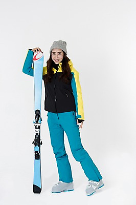 포토 JPG 스튜디오촬영 여자 스포츠 포즈 겨울 사진 모션 스키 겨울스포츠 실내 한명 서기 웃음 성인 앞모습 30대 한국인 흰배경 스키복 여자한명만 성인여자한명만 국내포토 1 옷 계절 뷰포인트 백그라운드 표정 사람 동양인 내부 장년 흰색 여자만 성인여자만 파일형식