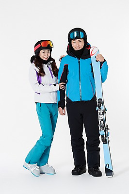 포토 JPG 스튜디오촬영 커플 여자 남자 스포츠 포즈 겨울 사진 모션 스키 겨울스포츠 실내 서기 웃음 성인 두명 앞모습 30대 친구 팔짱 한국인 잡기 흰배경 스키복 성인만 국내포토 옷 계절 뷰포인트 백그라운드 관계 표정 사람 동양인 내부 장년 흰색 파일형식