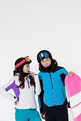 포토 JPG 스튜디오촬영 커플 여자 남자 스포츠 포즈 겨울 사진 모션 겨울스포츠 실내 서기 웃음 성인 두명 앞모습 30대 친구 한국인 스노우보드 흰배경 스키복 성인만 국내포토 옷 계절 뷰포인트 백그라운드 관계 스키 표정 사람 동양인 내부 장년 흰색 보드_스포츠 파일형식