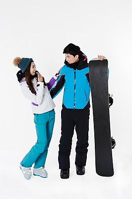 포토 JPG 스튜디오촬영 커플 여자 남자 스포츠 포즈 겨울 사진 모션 겨울스포츠 실내 서기 웃음 성인 두명 앞모습 30대 친구 한국인 스노우보드 흰배경 스키복 성인만 국내포토 옷 계절 뷰포인트 백그라운드 관계 스키 표정 사람 동양인 내부 장년 흰색 보드_스포츠 파일형식