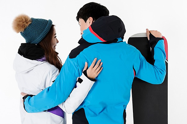 포토 JPG 스튜디오촬영 커플 여자 남자 스포츠 포즈 겨울 사진 안기 모션 안다 포옹 겨울스포츠 실내 서기 웃음 성인 두명 뒷모습 30대 친구 한국인 스노우보드 흰배경 스키복 성인만 국내포토 옷 계절 뷰포인트 백그라운드 관계 스키 표정 사람 동양인 내부 장년 흰색 보드_스포츠 파일형식