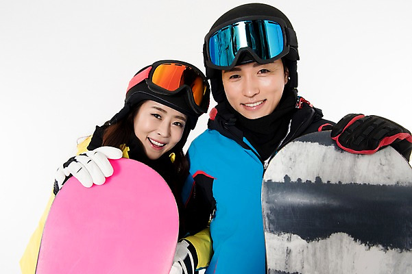 포토 JPG 스튜디오촬영 커플 여자 남자 스포츠 포즈 겨울 사진 모션 겨울스포츠 실내 서기 웃음 성인 두명 앞모습 30대 친구 팔짱 기댐 한국인 잡기 스노우보드 흰배경 스키복 성인만 국내포토 옷 계절 뷰포인트 백그라운드 관계 스키 표정 사람 동양인 내부 장년 흰색 보드_스포츠 파일형식