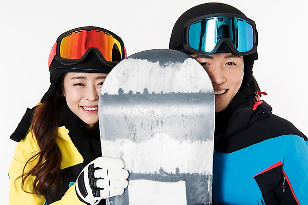 포토 JPG 스튜디오촬영 커플 여자 남자 스포츠 포즈 겨울 사진 모션 겨울스포츠 실내 서기 웃음 성인 두명 앞모습 30대 친구 한국인 잡기 스노우보드 흰배경 스키복 성인만 국내포토 옷 계절 뷰포인트 백그라운드 관계 스키 표정 사람 동양인 내부 장년 흰색 보드_스포츠 파일형식