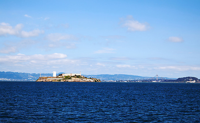 포토 JPG 해외이미지 바다 섬 여행 하늘 항해 사람없음 건물 물 여름 여행객 탑 항구 만 역사 교도소 감옥 박물관 보안 캘리포니아 샌프란시스코 전국 해외202004 해외포토 자연요소 건축물 계절 배_교통 교통시설 안전 사람 미국 파일형식 이미지허브