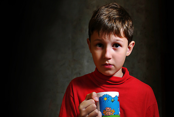 포토 JPG 해외이미지 1 행복 얼굴 음료 어린이 음식 학교 청소년 한명 미소 사람 소년 컵 청춘 검은색 희망 기쁨 꿈 표현 해외202004 해외포토 식기 교육 남자 감정 컬러 컨셉 표정 신체부위 파일형식 이미지허브