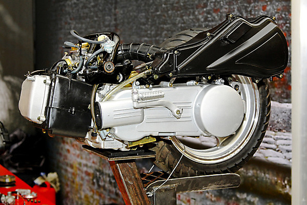 포토 JPG 해외이미지 사람없음 내부 상점 자전거 힘 스쿠터 오토바이 수리 서비스 타이어 고정 엔진 모터 차고 해외202004 해외포토 바이크 파일형식 이미지허브