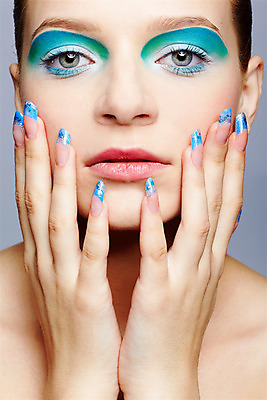 포토 JPG 해외이미지 백인 모델 라이프스타일 손 응시 여자 유럽 얼굴 손가락 한명 사람 초록색 파란색 유행 화장품 회색 흰색 못 화려 닫기 손톱관리 손톱 속눈썹 피부 피부관리 팔 아이섀도 해외202004 해외포토 서양인 1 시선 나라 컬러 컨셉 모션 생활 신체부위 뷰티 공구 네일아트 눈썹 파일형식 이미지허브