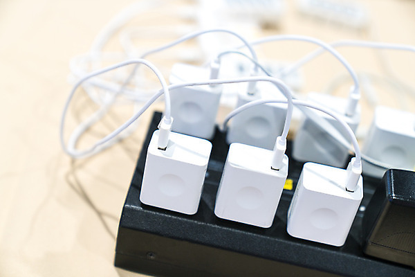 포토 JPG 해외이미지 통신 모바일 세포 사람없음 스마트폰 핸드폰 컴퓨터 알약 스크린 힘 장비 에너지 플러그 연결 USB 전화기 스마트 충전 베터리 요금 충전기 해외202004 해외포토 컨셉 전자제품 스마트기기 약 기계 파일형식 이미지허브