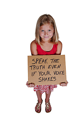 포토 JPG 해외이미지 배너 여자 행복 종이 어린이 비즈니스 텍스트 광고판 건강 말하기 한명 미소 사람 손짓 소녀 전시 표현 잡기 신용카드 메시지 사인 격려 보여주기 목소리 판지 사실 셀프 헬프 해외202004 해외포토 1 감정 모션 알림판 표정 금융 도움 판 파일형식 이미지허브