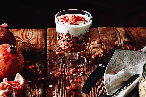 포토 JPG 해외이미지 잔 실내 사람없음 숟가락 나이프 석류 과일파르페 나무탁자 석류알 해외202004 해외포토 식기 과일 탁자 수저 내부 칼 파르페 파일형식 이미지허브