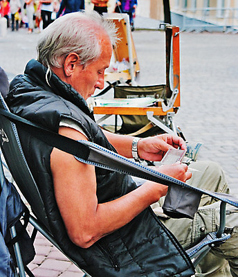 포토 JPG 해외이미지 백인 손 돈 휴식 거리 한명 미소 성인 여름 침묵 잡기 시간 시력 예술가 섬광 해외202004 해외포토 서양인 1 계절 컨셉 모션 표정 사람 신체부위 소리 재산 파일형식 이미지허브