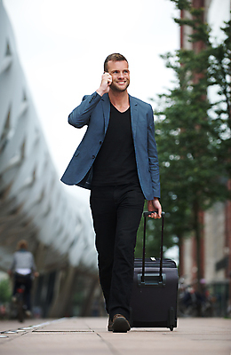 포토 JPG 해외이미지 백인 라이프스타일 남자 행복 유럽 산업 여행 비즈니스 건축양식 교통시설 거리 사람 성인 사람없음 야외 건물 스마트폰 유행 걷기 여행가방 산책 기차 짐 도시 터널 도심 전철 역 시원함 도착 상업 단상 터미널 해외202004 해외포토 서양인 건축물 건축 감정 나라 길 육상교통 교통 가방 모션 휴식 대중교통 생활 핸드폰 스마트기기 시설 파일형식 이미지허브
