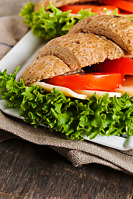 포토 JPG 해외이미지 접시 토마토 채소 치즈 실내 근접촬영 사람없음 식탁보 크루아상 나무배경 해외202004 크루아상샌드위치 해외포토 식기 빵 뷰포인트 백그라운드 유제품 샌드위치 내부 파일형식 이미지허브